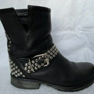 Steve Madden "Fraankie" Size 8 Black Leather studded Biker Bootie- Fabulous!